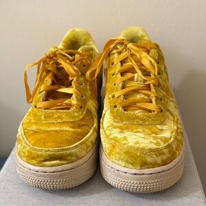 Nike Kids Sneakers in Yellow Velvet